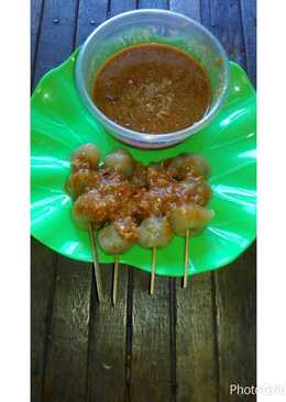 Cilok saus kacang pedas