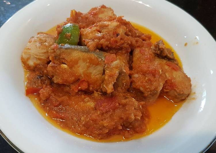 bahan dan cara membuat Ikan laut sambal tomat