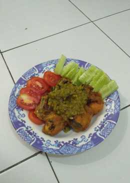 Ayam goreng bumbu kuning