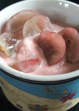 Ice Cream Strawberry mix nanas topping anggur