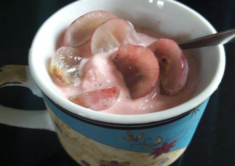 bahan dan cara membuat Ice Cream Strawberry mix nanas topping anggur