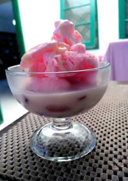 Es kacang merah topping es krim strawberry