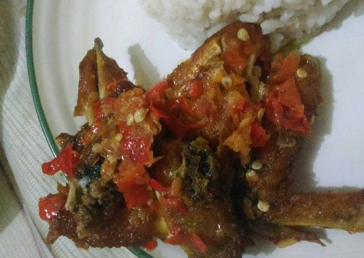 bahan dan cara membuat Ayam Penyet sambel mentah Pedas