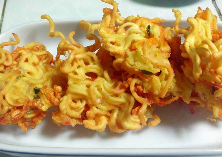 bahan dan cara membuat Mie goreng telur ala Ly