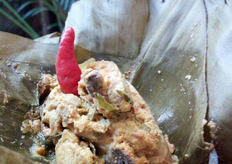 bahan dan cara membuat Pepes ayam pedas