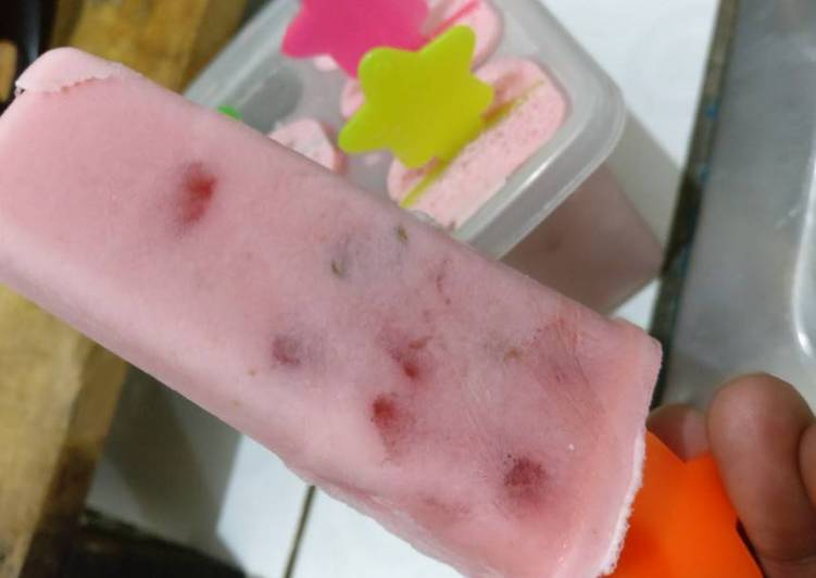 bahan dan cara membuat Simple Strawberry yougurt ice cream