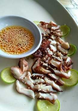 Muneo Sukheo (octopus with sesame deeping sauce)