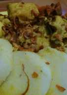 Lontong opor ayam kuning (sajian lebaran)