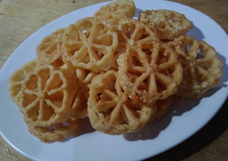  Resep  Kue kembang goyang wijen renyah  anti  gagal  oleh 