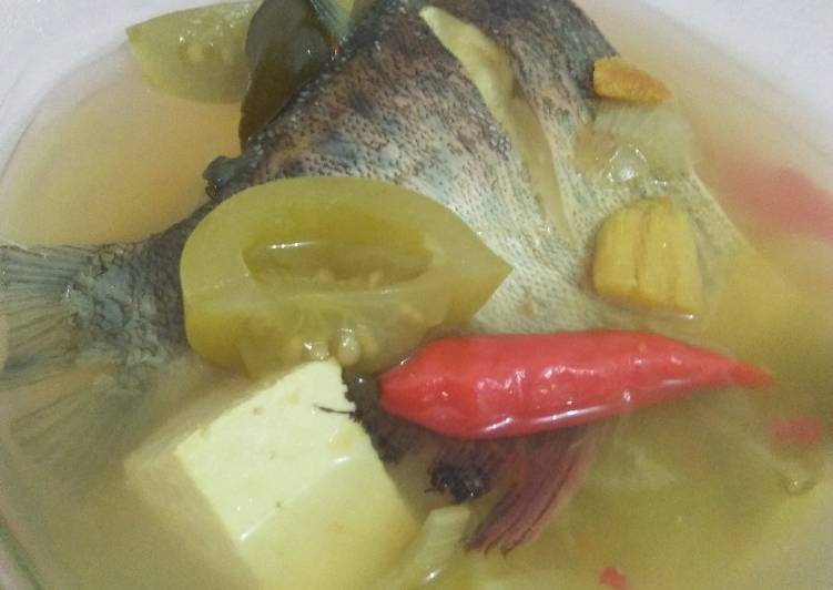 bahan dan cara membuat Sup ikan bawal asam pedas