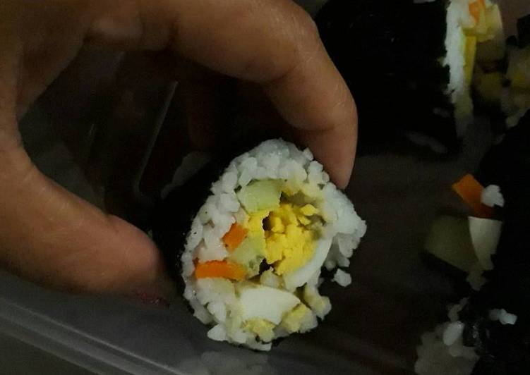 gambar untuk cara membuat Sushi isi telur rebus