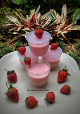 Yoghurt strawberry ice cream