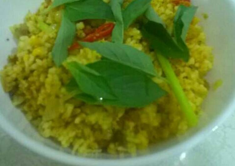 gambar untuk cara membuat Nasi goreng kuning ebi