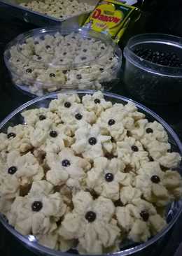 Kue semprit mawar