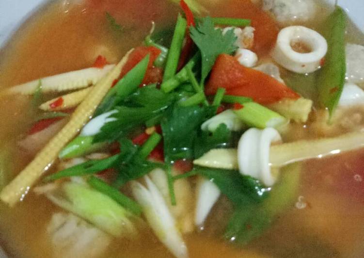 gambar untuk resep makanan Hot and sour seafood soup