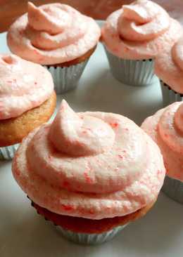 Vanilla Cupcake with Strawberry Cream Cheese Frosting