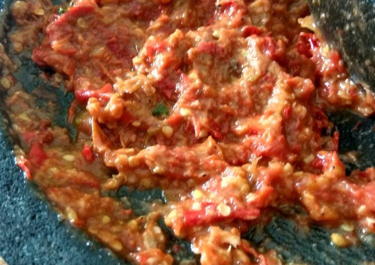 resep lengkap untuk Sambal Pecel Lele (berbahaya bagi yg lg diet)