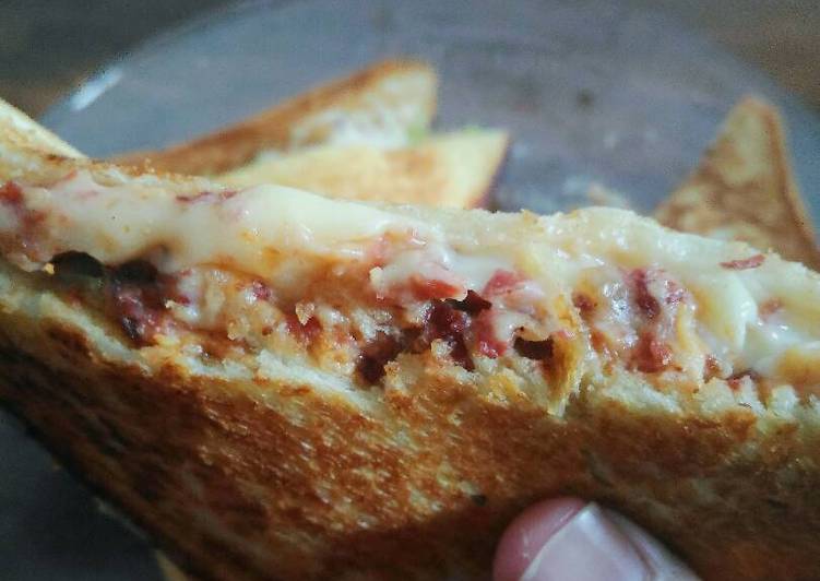 resep makanan Roti isi daging (with extra melted cheese)