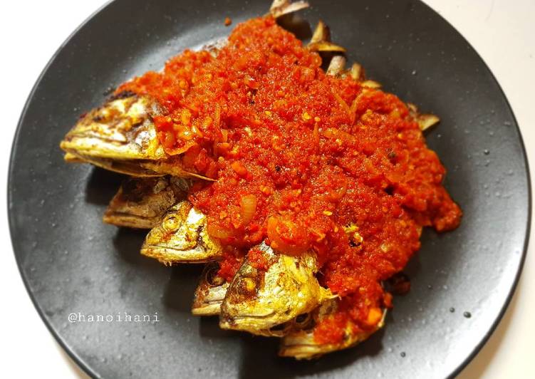 bahan dan cara membuat Ikan Kembung Goreng Balado