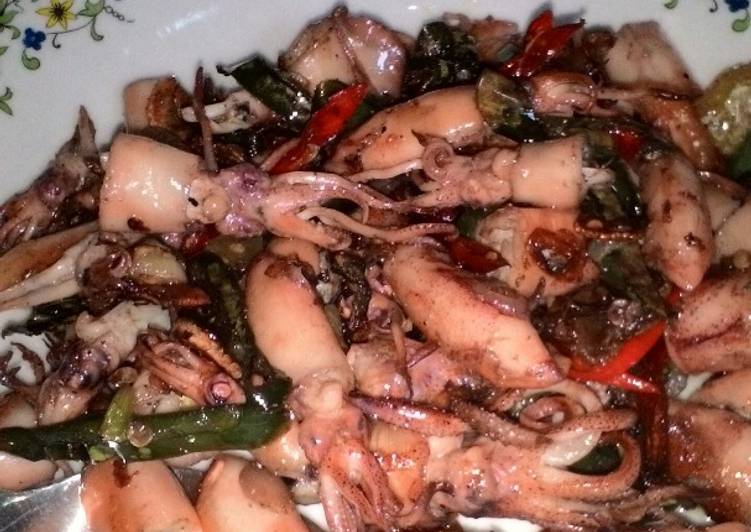 bahan dan cara membuat Tumis cumi asin cabe ijo no pedas