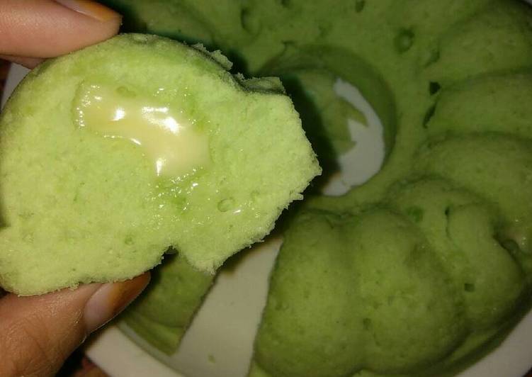 bahan dan cara membuat Bolu kukus pandan isi keju ala bundkhay