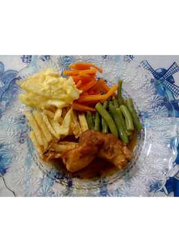 Semur ayam dengan salad telur timun