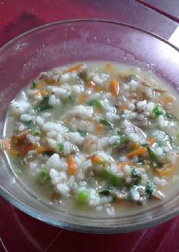 Bubur nasi sayur sederhana.