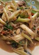 Daging sapi tumis jamur enoki & daun bawang pre