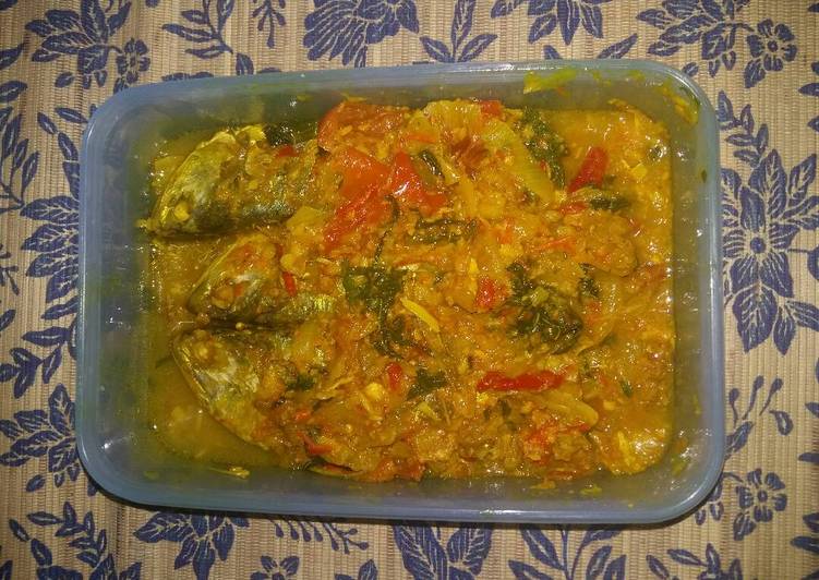 resep makanan Ikan kembung bumbu kuning pedas