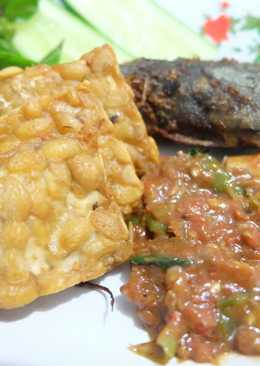 Pecel Lele + Sambal ala Warung Tenda