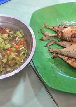 Ikan kembung goreng with sambal matah ijo
