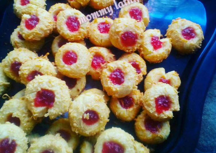 gambar untuk resep Crunchy strawberry thumbprint cookies