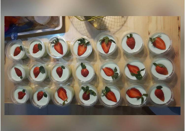 resep lengkap untuk Silky Pudding Strawberry ??