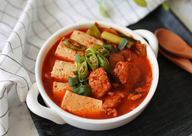 resep lengkap untuk Kimchi Jjigae Sup Kimchi resep asli korea