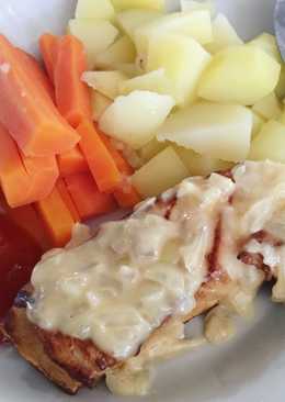 Fried salmon with cheesy union sous