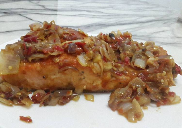 Resep Salmon Sambal Terasi Karya Teta Aktuarisia