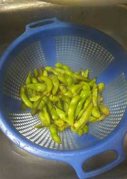 Merebus kacang edamame