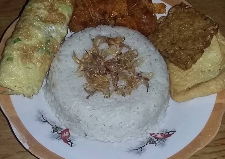 bahan dan cara membuat Nasi Uduk Magicom