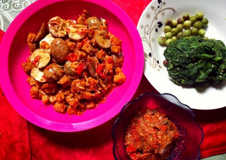 cara membuat Balado jengkol+tempe+ikan teri lalap daun singkong sambal terasi ??