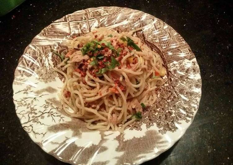 cara membuat Spaghetti Aglio e Olio with Tuna and Chili flakes