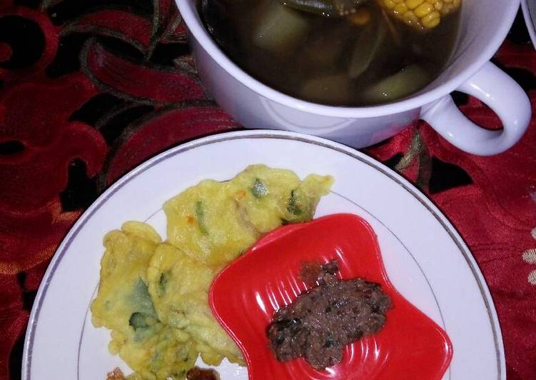 bahan dan cara membuat Set menu sederhana: sayur asam, bakwan, ikan asin dan sambal