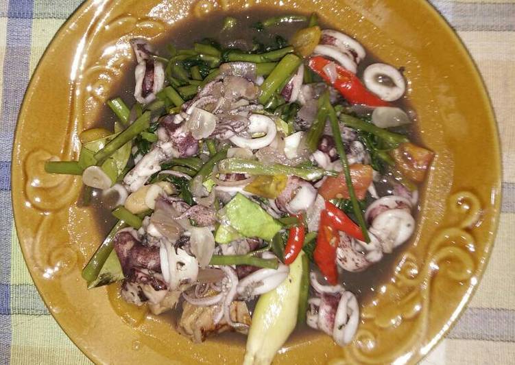 bahan dan cara membuat Tumis Kangkung Cumi Hitam Pedas Asam Manis