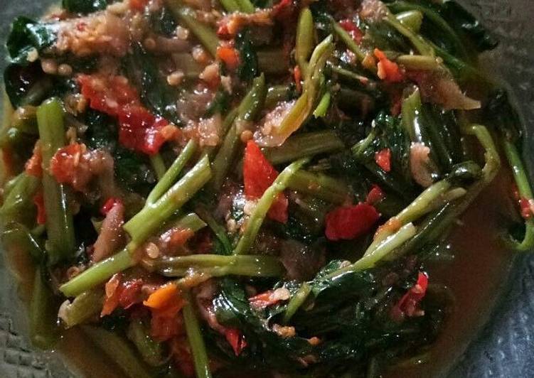 cara membuat Tumis Kangkung Balacan