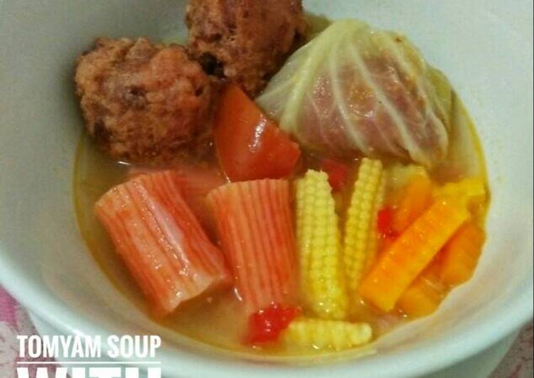 bahan dan cara membuat Tomyam Soup with Cabbage Roll & Corned Ball