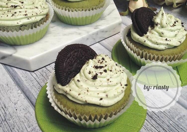 gambar untuk cara membuat Oreo Green Tea Cupcakes