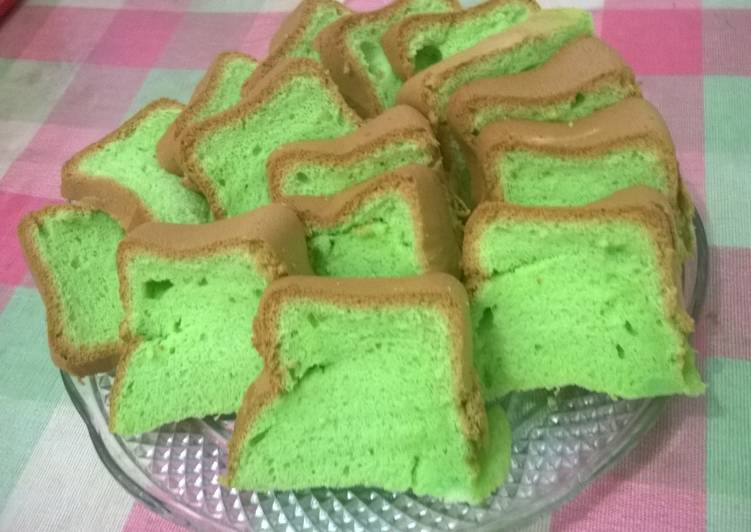 resep lengkap untuk Pandan Chiffon Cake panggang dgn baking pan.. empus2, lembut, moist