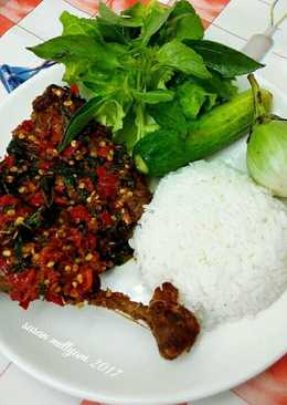 Bebek penyet sambal kemangi