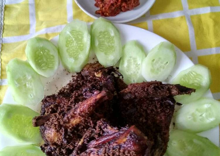  Resep  Ayam  Serundeng Si  Hitam Manis olahankelapa oleh 