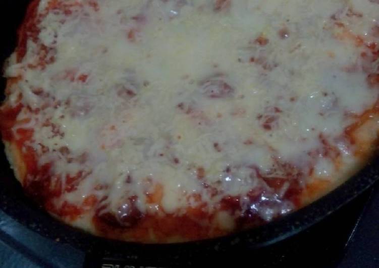 bahan dan cara membuat Pizza teflon no.no.no (no ulen, no telur, no oven, no ribet)