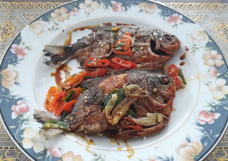 resep lengkap untuk Ikan bawal bakar ranjau cabe ????manis pedas????